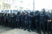 «Беркут» оттеснил митингующих, захвативших офис Партии регионов